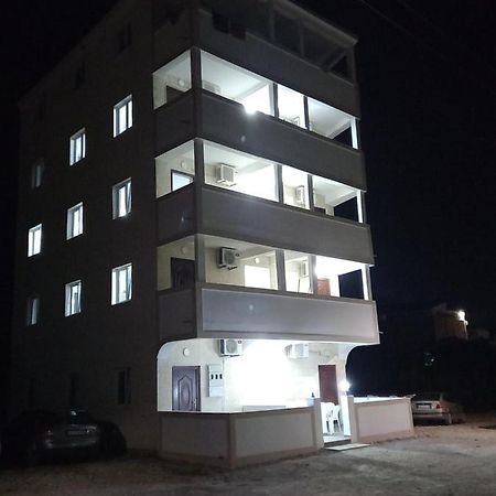 Md Apartmani Canj Luaran gambar